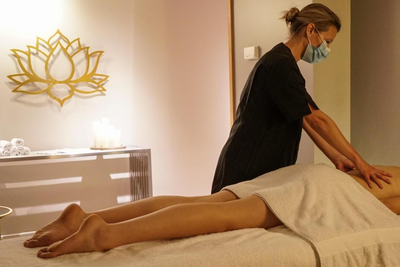 铂尔曼巴黎德芬斯度假酒店 库尔布瓦 外观 照片 A massage therapist working on a patient