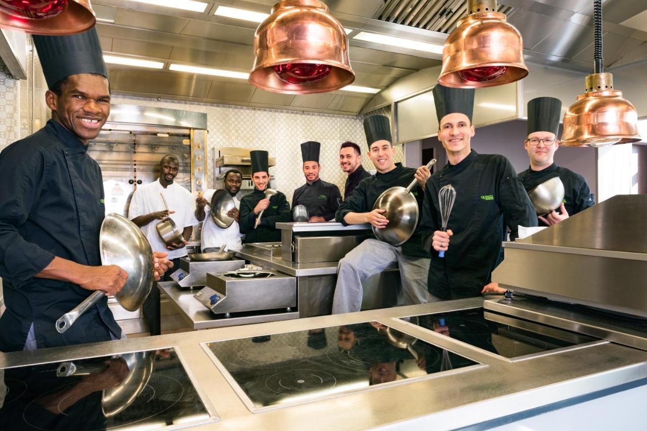 铂尔曼巴黎德芬斯度假酒店 库尔布瓦 外观 照片 Culinary students at the Culinary Institute of Virginia