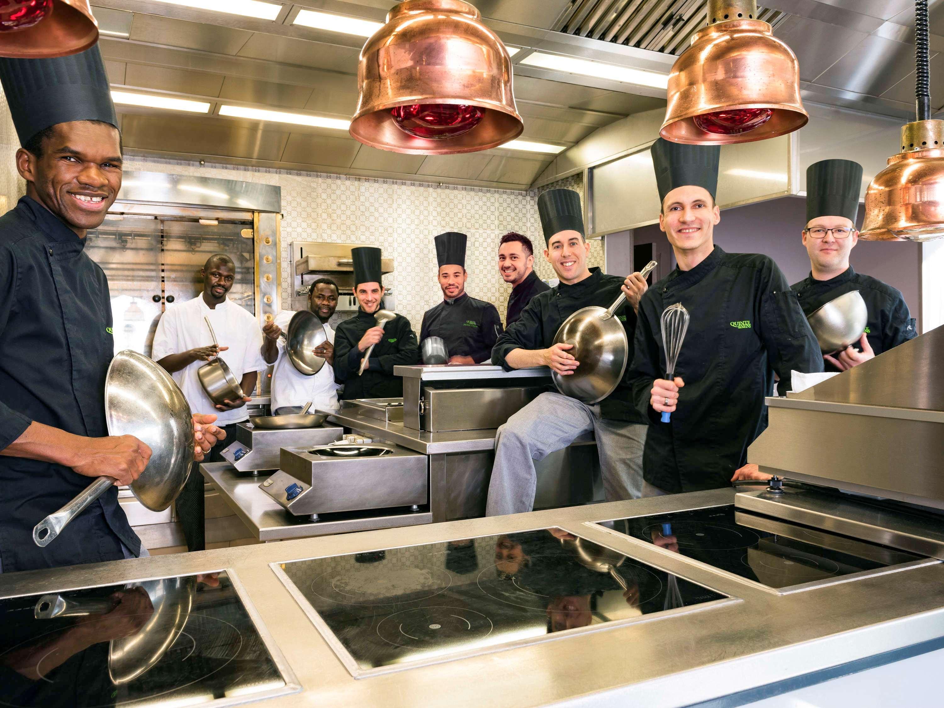 铂尔曼巴黎德芬斯度假酒店 库尔布瓦 外观 照片 Culinary students at the International Culinary Center