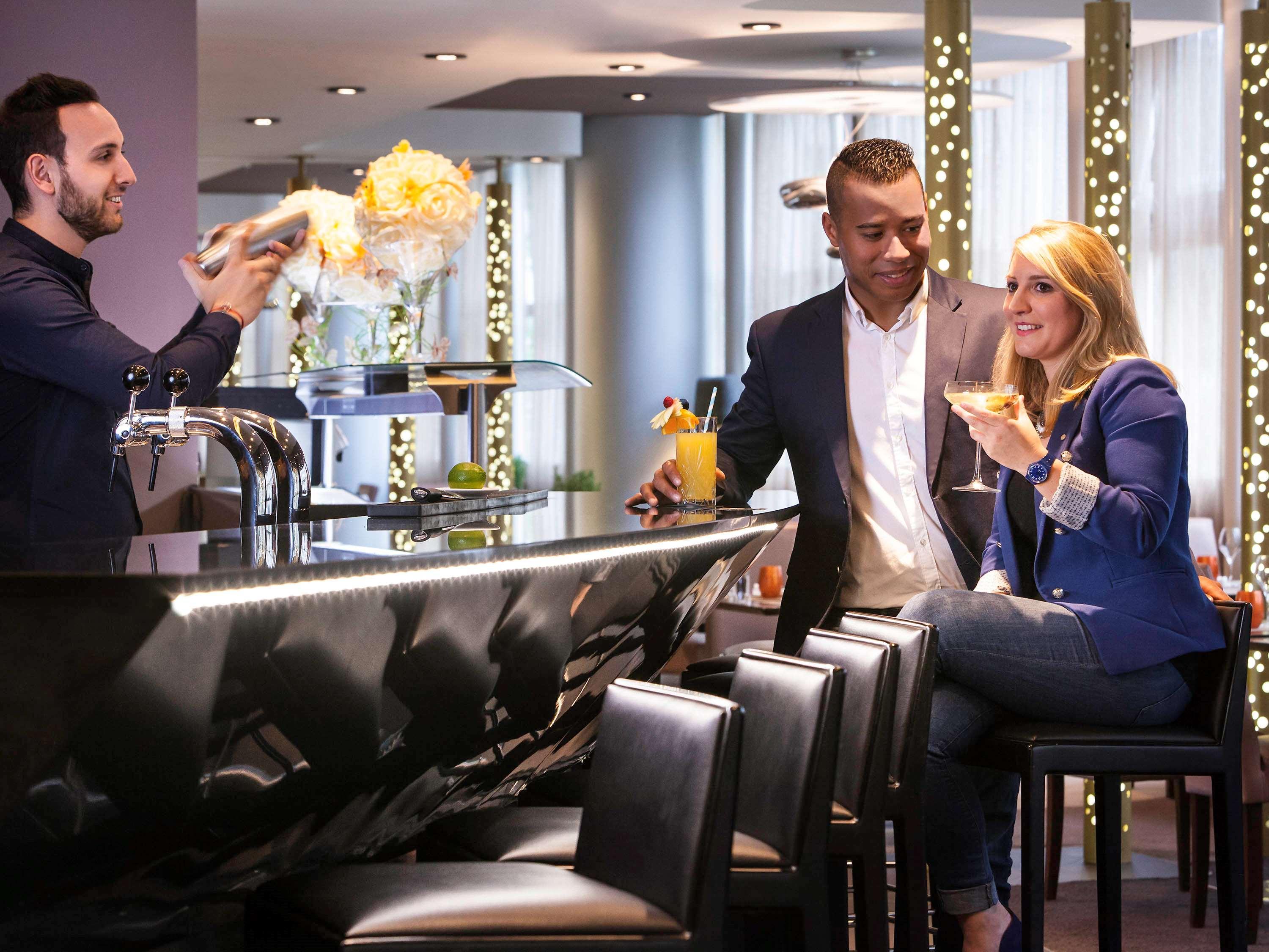 铂尔曼巴黎德芬斯度假酒店 库尔布瓦 外观 照片 The bar at the hotel