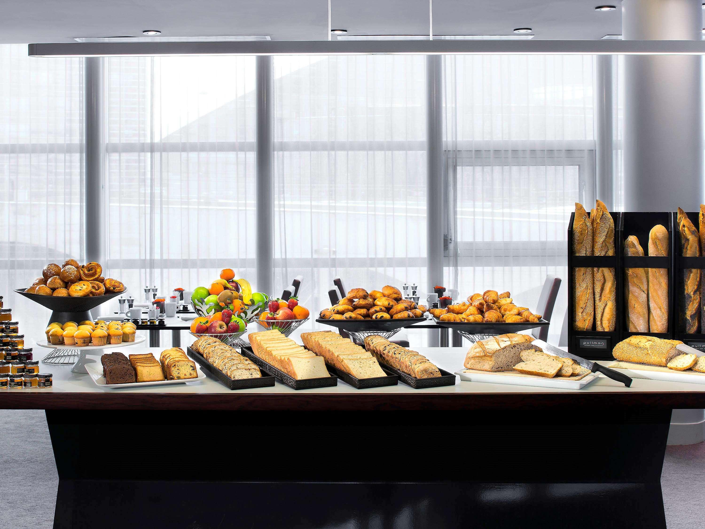 铂尔曼巴黎德芬斯度假酒店 库尔布瓦 外观 照片 A buffet at a hotel