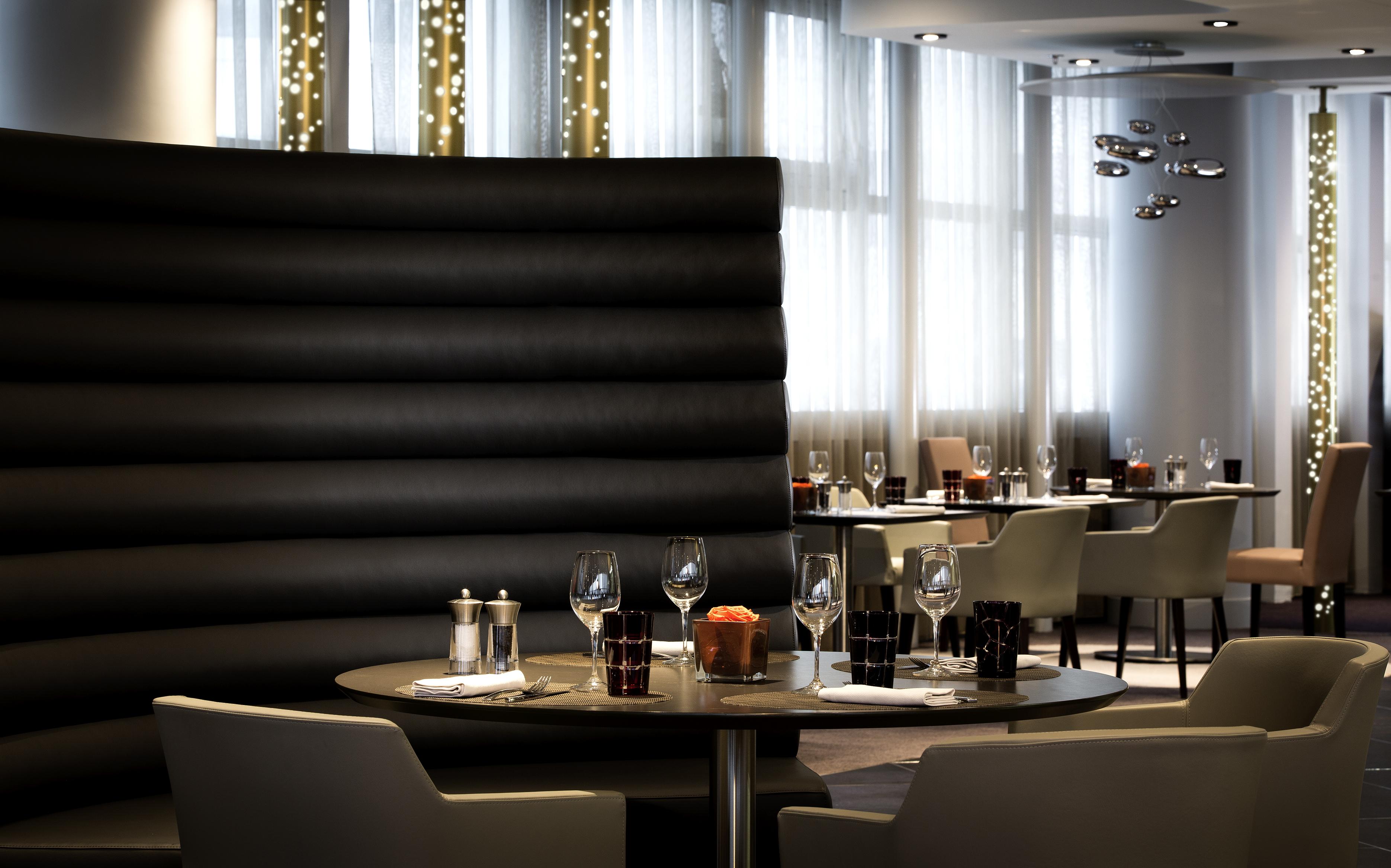 铂尔曼巴黎德芬斯度假酒店 库尔布瓦 外观 照片 Interior of the restaurant