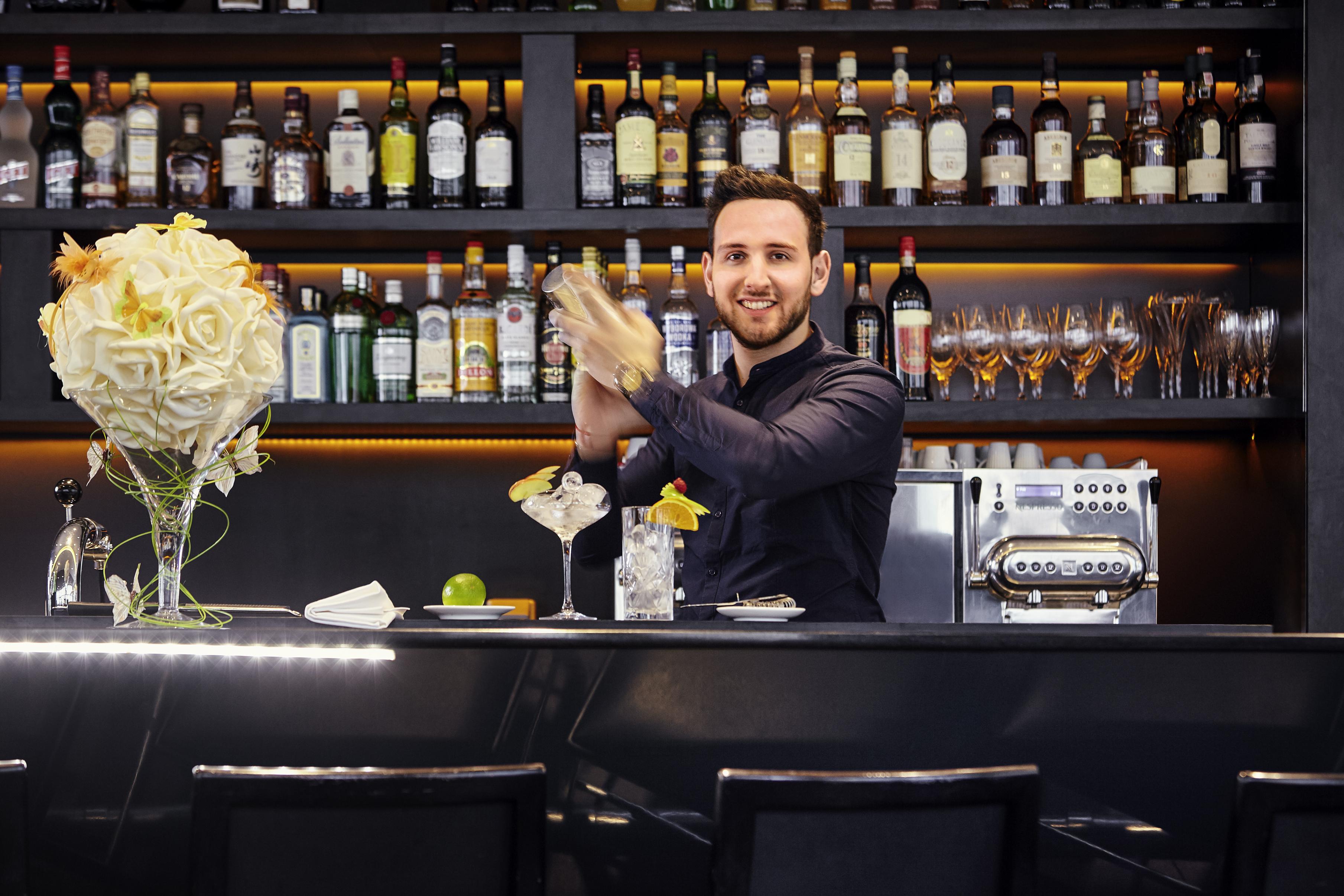 铂尔曼巴黎德芬斯度假酒店 库尔布瓦 外观 照片 A bartender at work