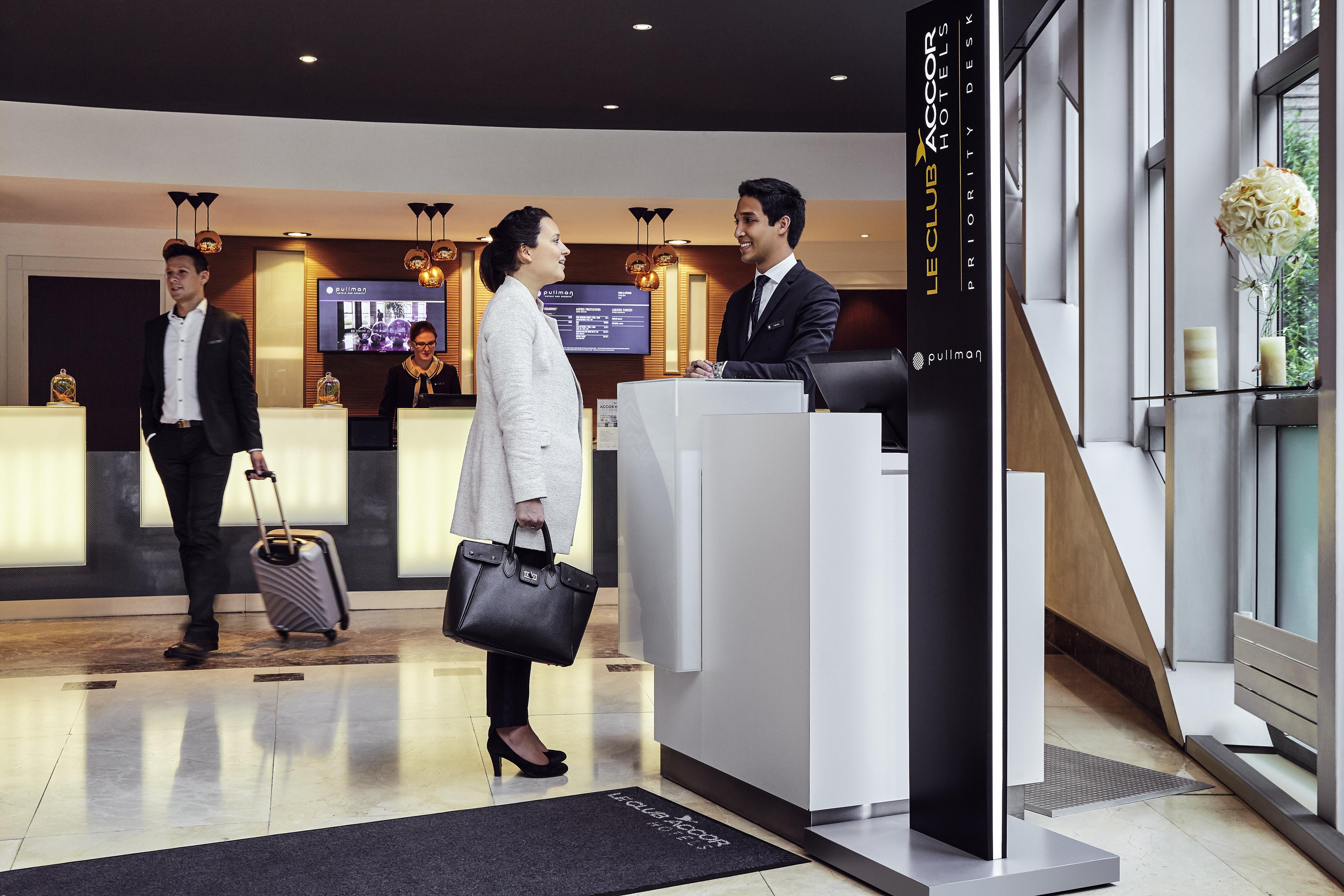 铂尔曼巴黎德芬斯度假酒店 库尔布瓦 外观 照片 A hotel lobby