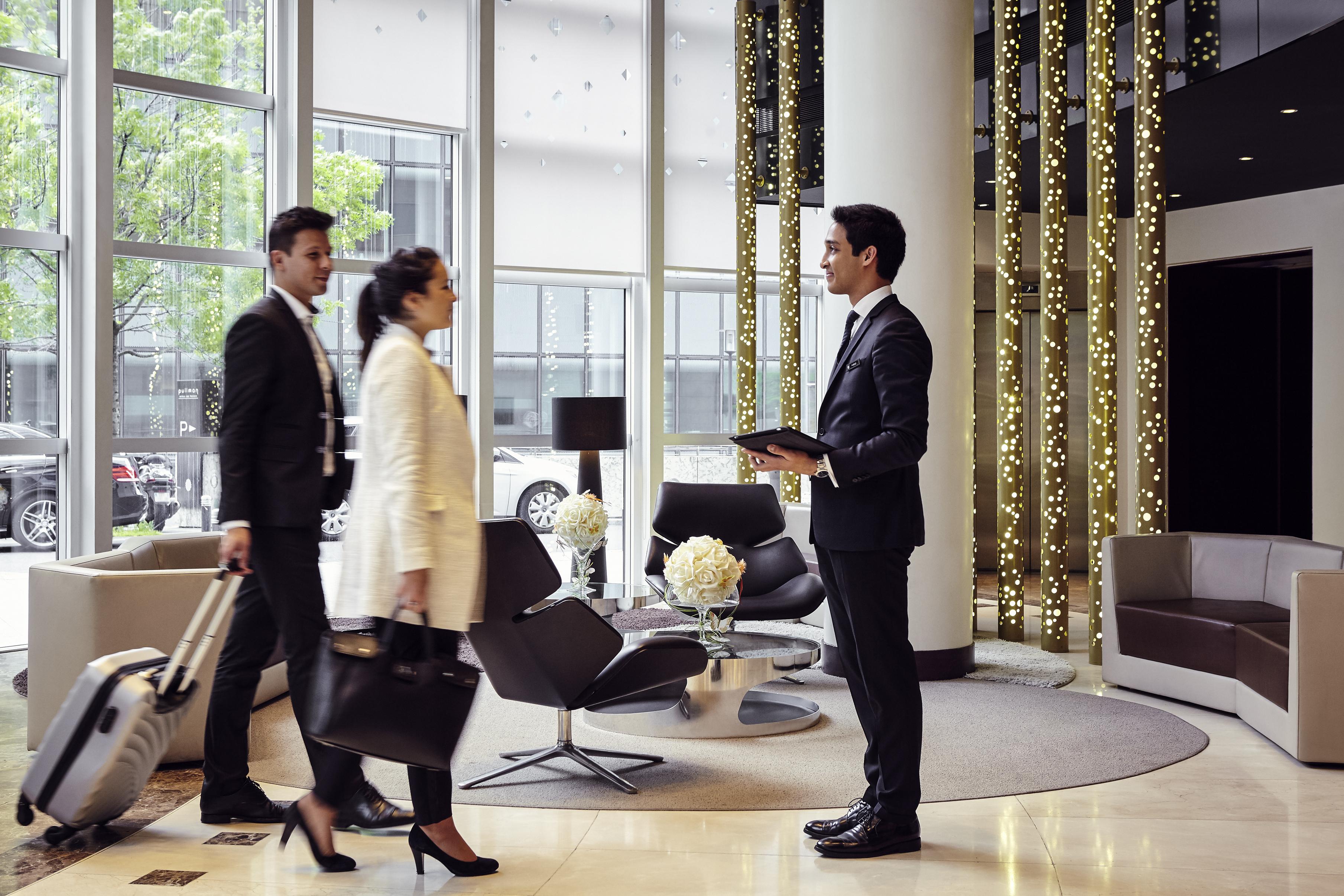 铂尔曼巴黎德芬斯度假酒店 库尔布瓦 外观 照片 Concierge at work